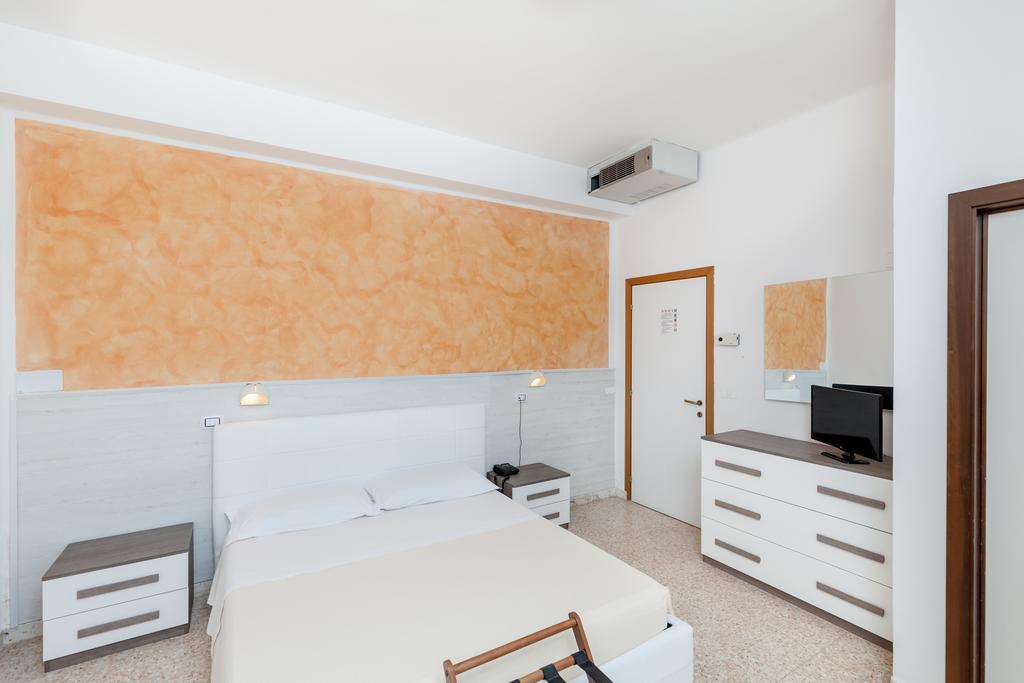 Hotel Chiar Di Luna Сенігаллія Номер фото